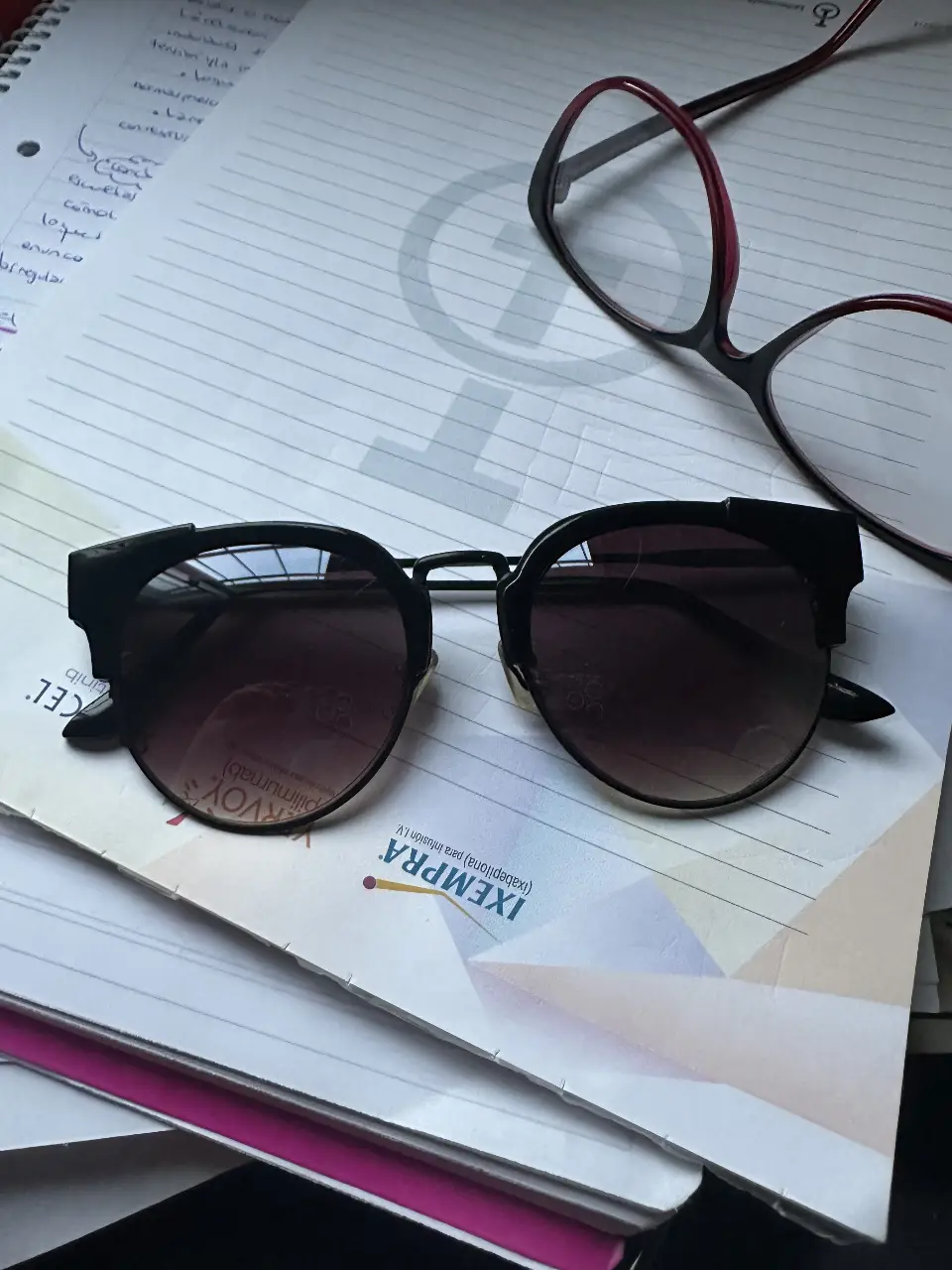 Anteojos de sol negros con diseño moderno y elegante. Ideales para proteger tus ojos con estilo. Perfectos para cualquier ocasión. Los lentes son de una marca de lentes Brasilera no recuerdo el nombre, fueron comprarlo en Rio.