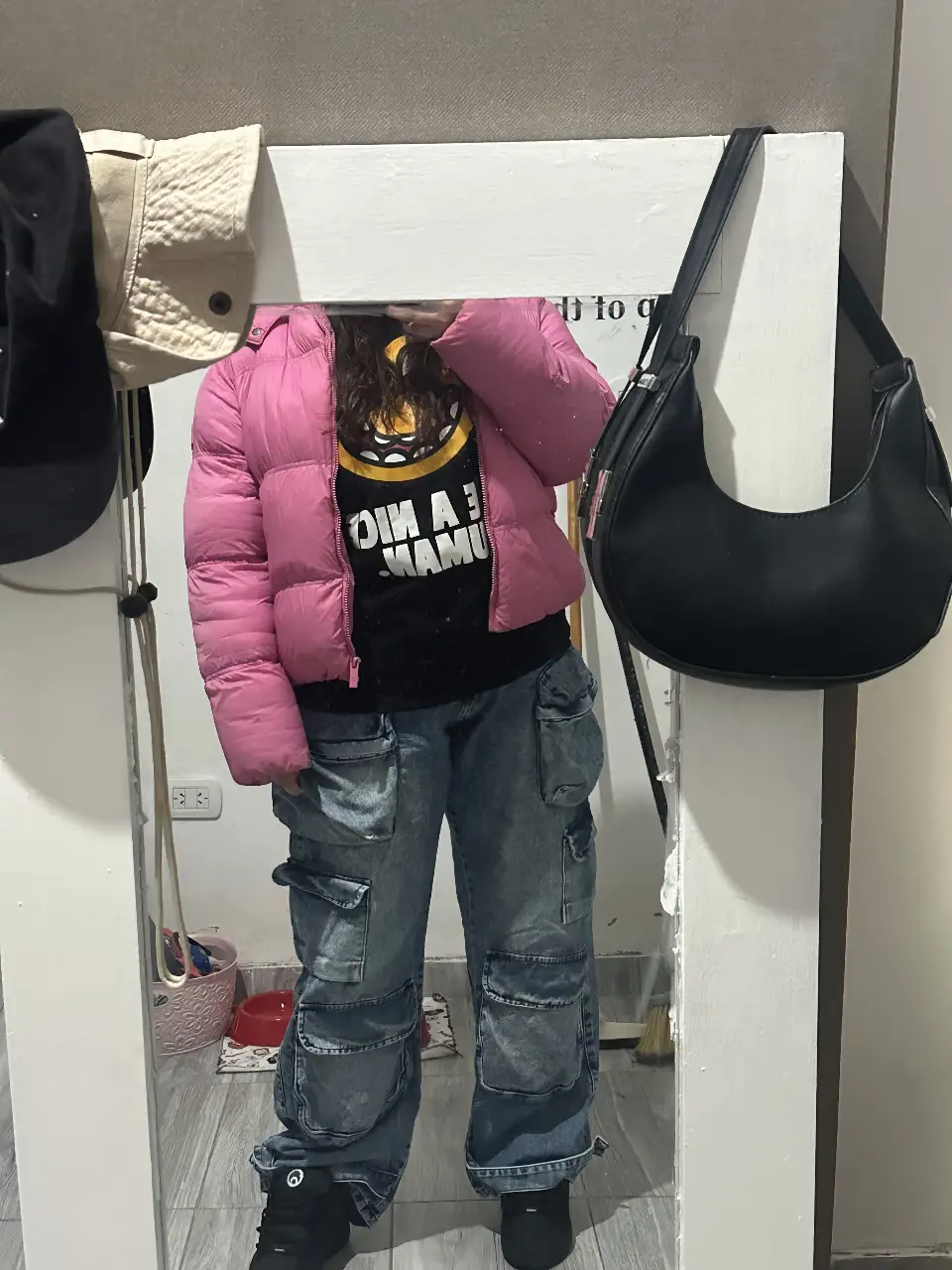Pantalón cargo de jean azul estilo Baggy, con múltiples bolsillos y un estilo utilitario y Y2K. Ideal para un look casual y moderno. Su marca es LECCE INDUMENTARIA (tienen Instagram), su indumentaria no tiene género. El estilo de pantalones Baggy que tienen es realmente increíble.
