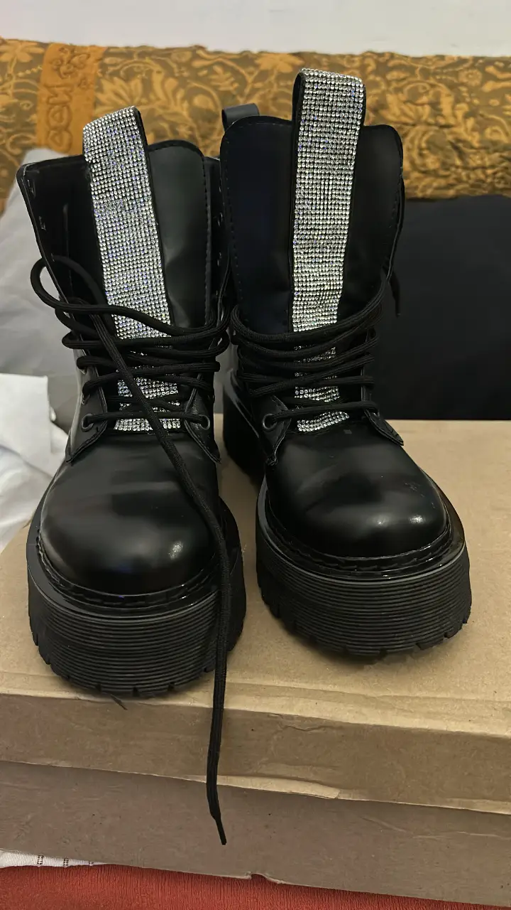Borcegos negros con plataforma y detalles de strass plateados en la caña. Ideales para un look rocker y audaz. Talle 37. desconozco su marca.