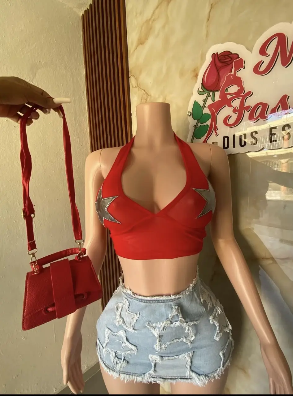 Top halter rojo con estrellas plateadas, ideal para un look Y2K o Rave. Perfecto para fiestas y salidas.