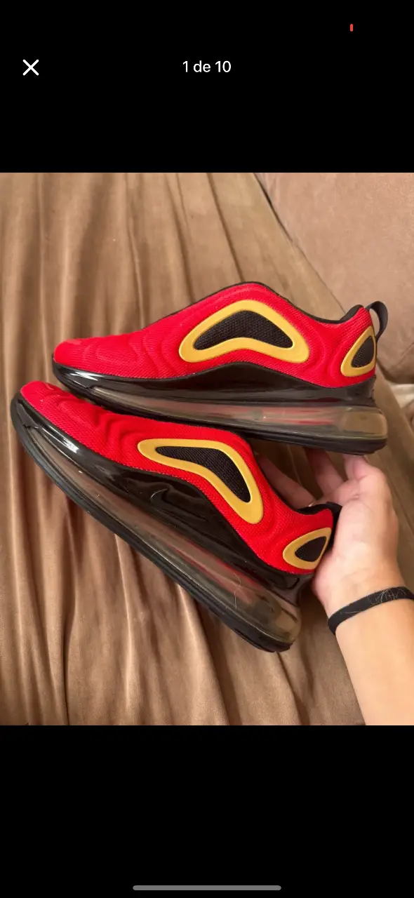 Zapatillas Nike Air Max 720 rojas con detalles en amarillo y negro. Diseño deportivo y moderno, ideales para un look urbano y cómodo.