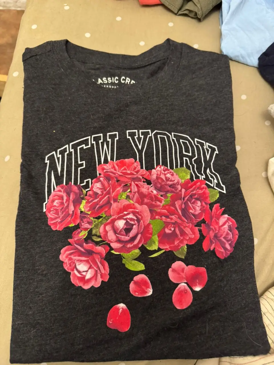 Remera negra Aeropostale de algodón con estampado floral de rosas rojas y la palabra 'NEW YORK' en blanco. Ideal para un look casual y con onda.