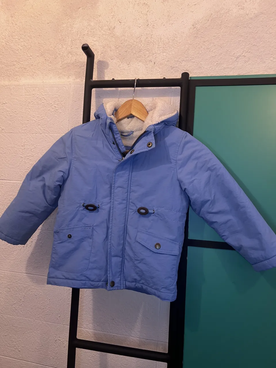 Abrigo azul para nena/ nene . forrado en peluche blanco, ideal para el frío. Tiene capucha y bolsillos frontales.
Ideal colegio 
Talle 4 con corderito adentro 
Sisa a sisa 40 cm 
Hombro a hombro 32 cm 
Largo manga 38 cm 
Largo total 45 cm 