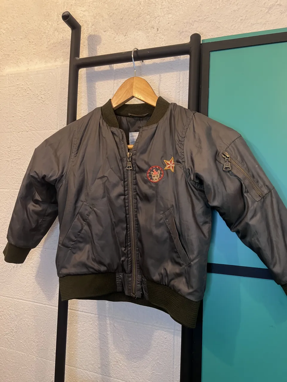 Campera bomber de niño, color verde militar con parches divertidos en el frente. Ideal para el día a día.
Marca advance 
Talle 4 
Sisa a sisa 38 cm 
Largo manga 42 cm 
Largo total 40 cm 