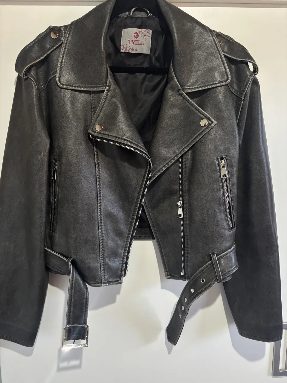 Campera de cuero negra, estilo biker, con detalles de hebillas y cierres. Totalmente nueva, dice talle XL pero tranquilamente queda bien para un M/L