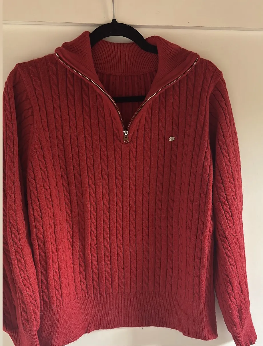 Sweater rojo de tejido trenzado con cuello alto y cierre. Marca shein, bastante grueso 