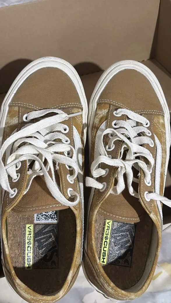 Zapatillas Vans Old Skool color marrón con detalles tie-dye en amarillo y blanco. 