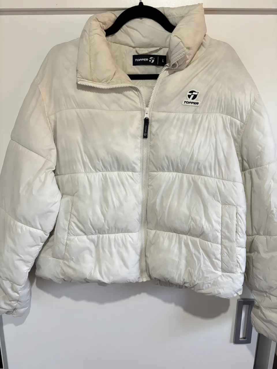 Campera puffer blanca, ideal para el frío. Diseño acolchado y moderno, perfecta para un look casual y abrigado.
Tiene 1 mini machita que sale con el lavado