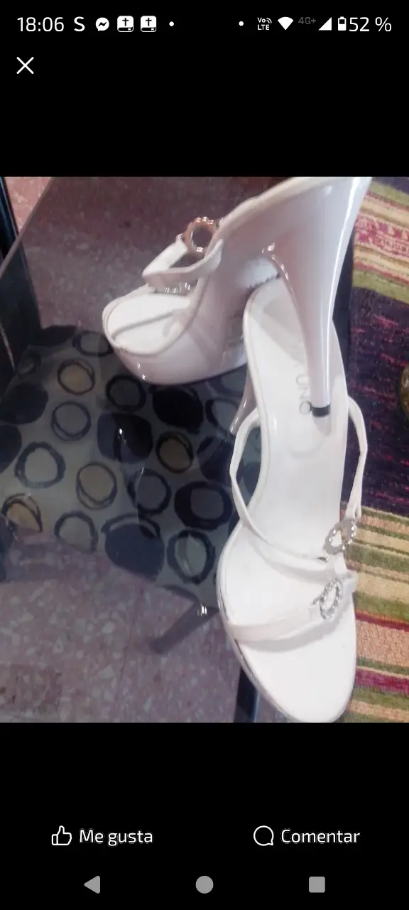 Sandalias de taco alto blancas con detalles brillantes en la tira delantera. Ideales para eventos y fiestas.