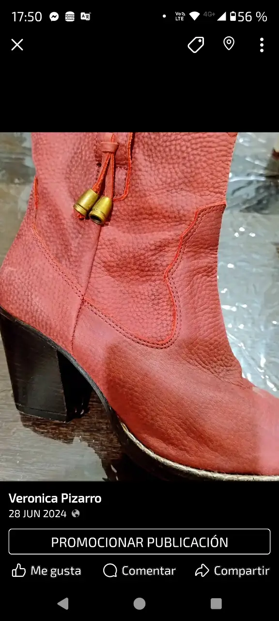 Botas rojas de cuero, con taco ancho y detalles dorados en la caña. Ideales para un look moderno y audaz.