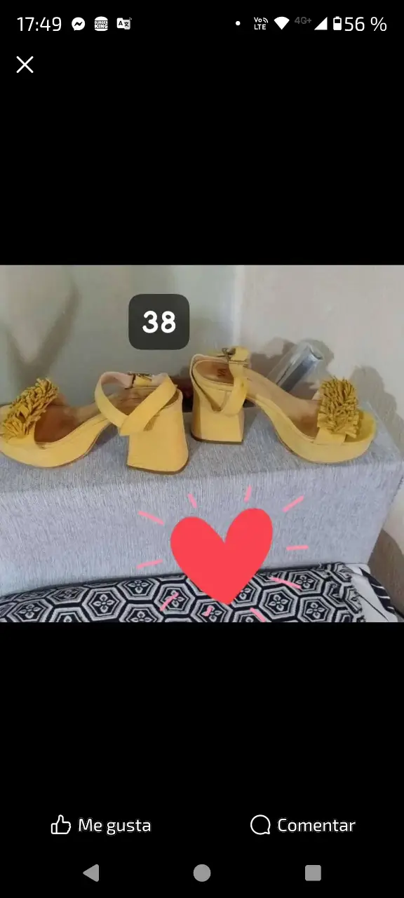 Sandalias amarillas con taco cuadrado y detalle de flores en el empeine. Talle 38.