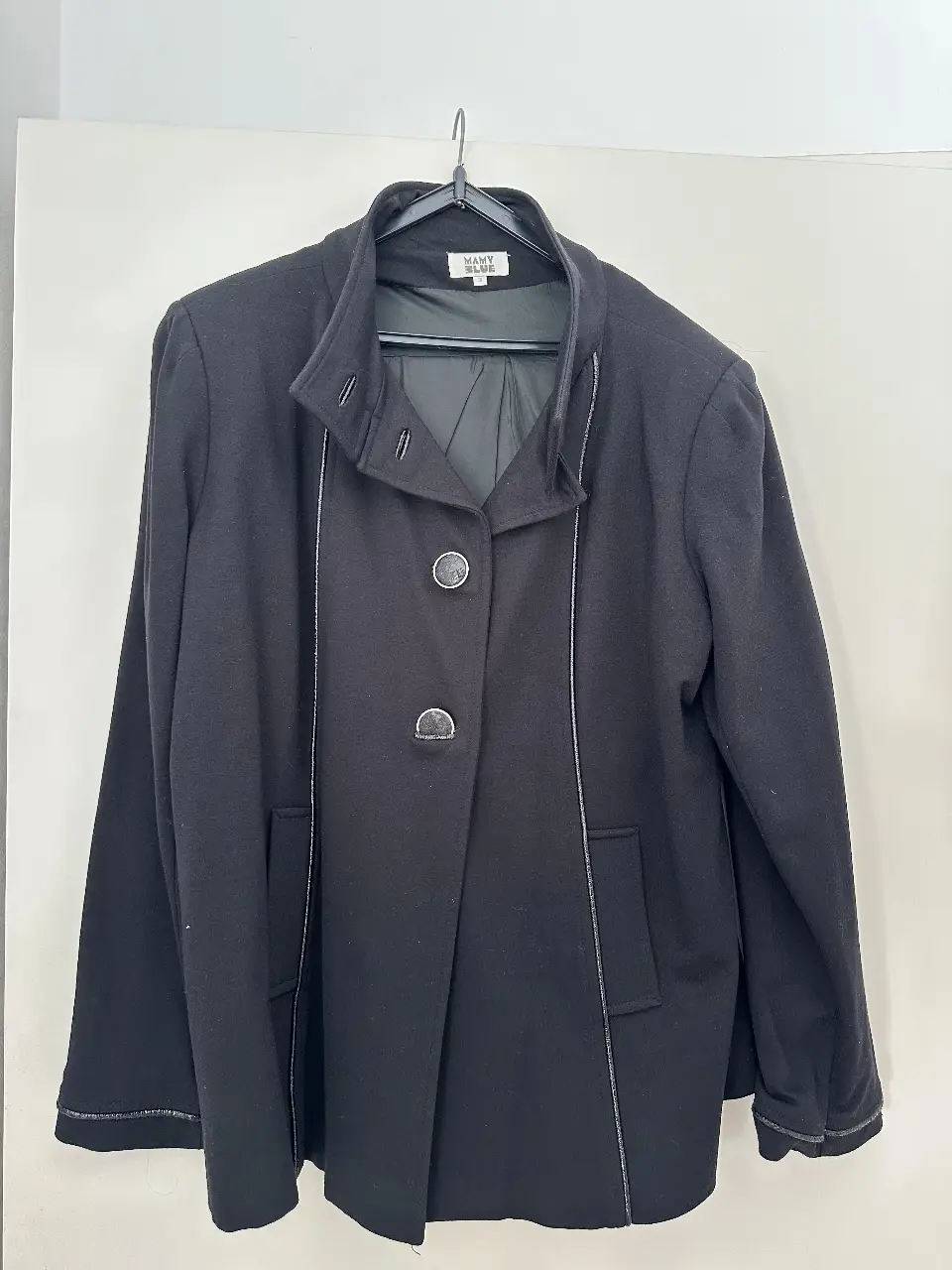 Tapado negro de mujer Mamy Blue L. Posee botones y bolsillos. Ideal para el invierno.
