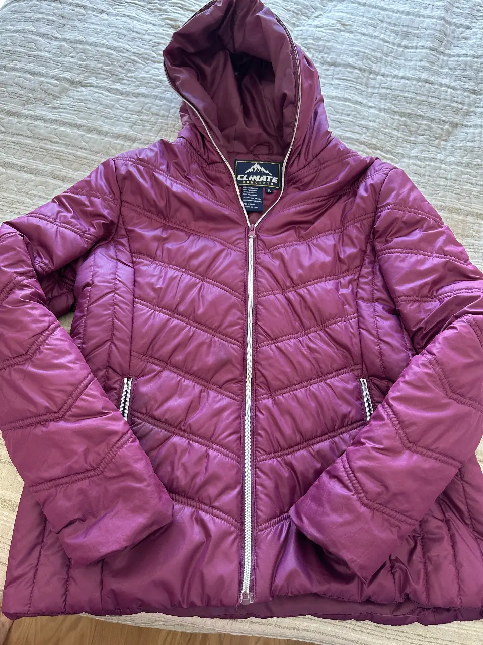 Campera de pluma acolchada nueva talle XL para mujer. Con capucha y cierre frontal. Ideal para el invierno.