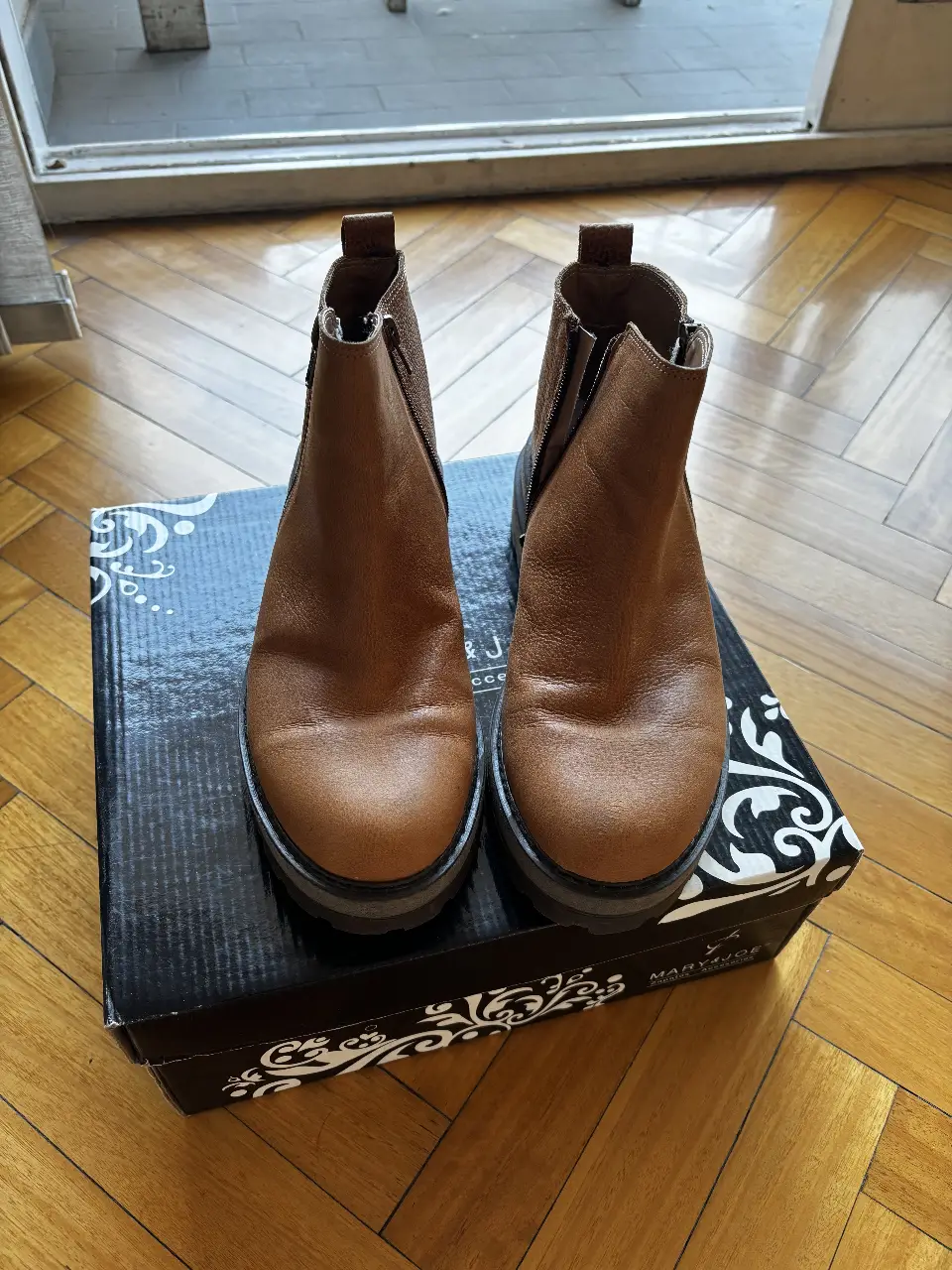 Botines de cuero marrón con cierre lateral. Ideales para un look casual y cómodo. Marca Mary & Joe.