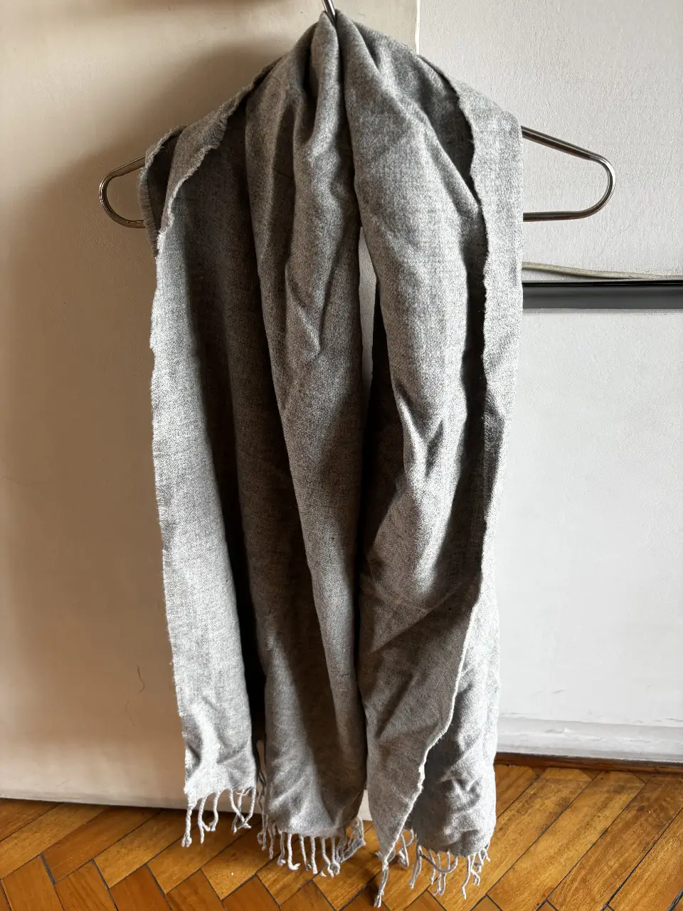 Bufanda de lana gris, ideal para el invierno. Suave y abrigada, perfecta para complementar cualquier look casual.