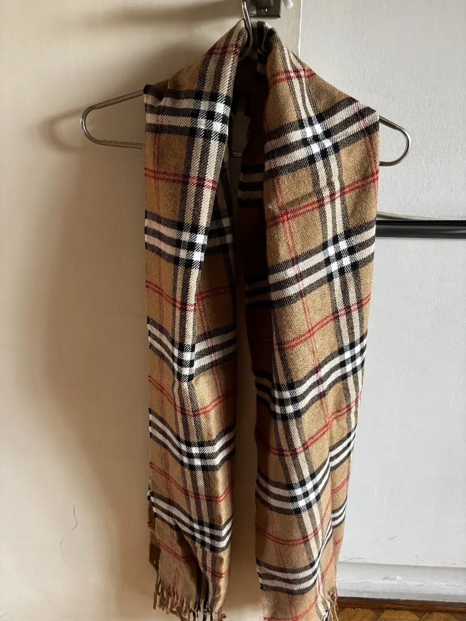 Bufanda a cuadros en tonos marrones y beige, ideal para el invierno. Un accesorio clásico y versátil para complementar cualquier look.