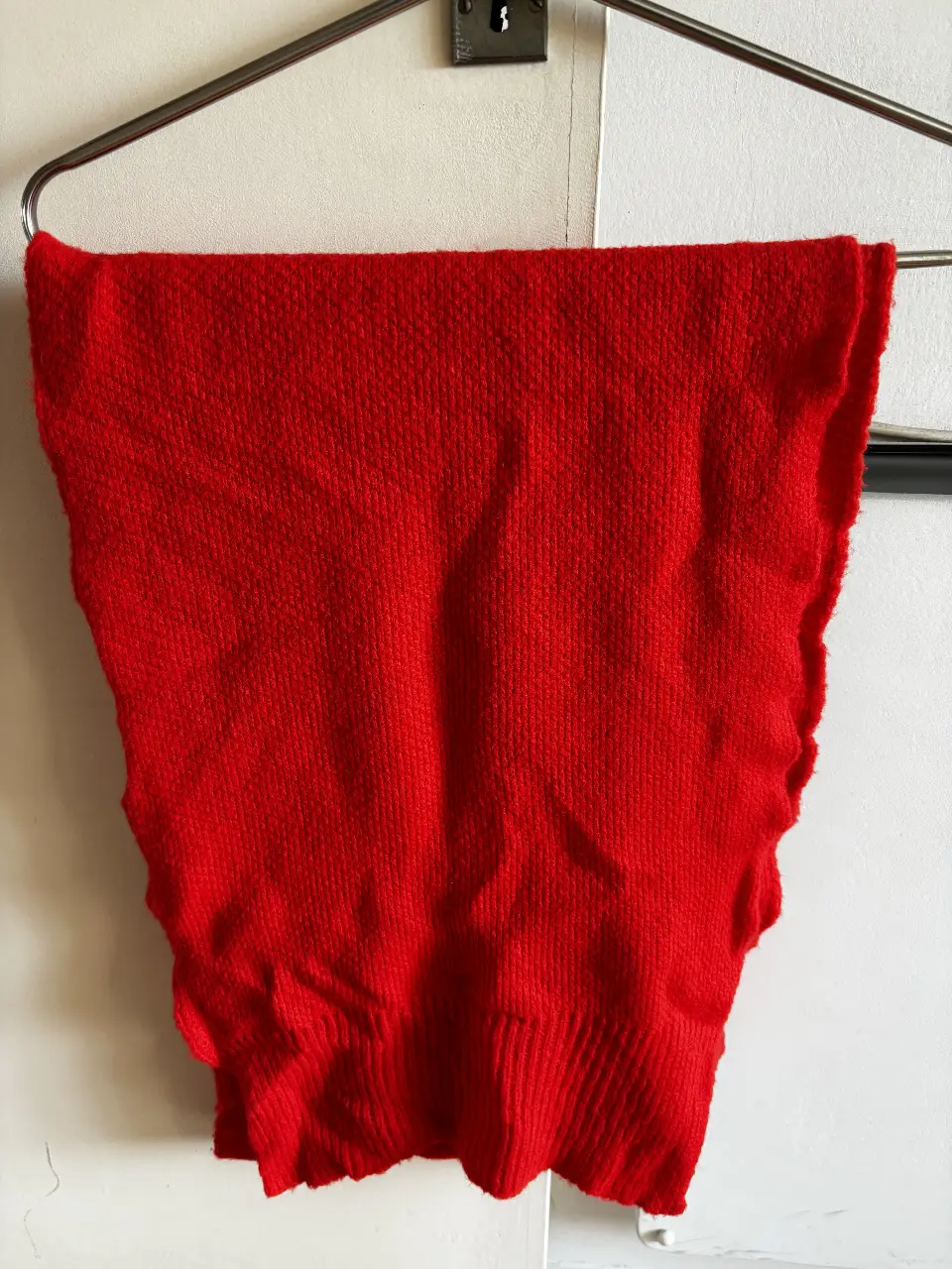 Bufanda de punto rojo. Perfecta para un look casual y abrigado.