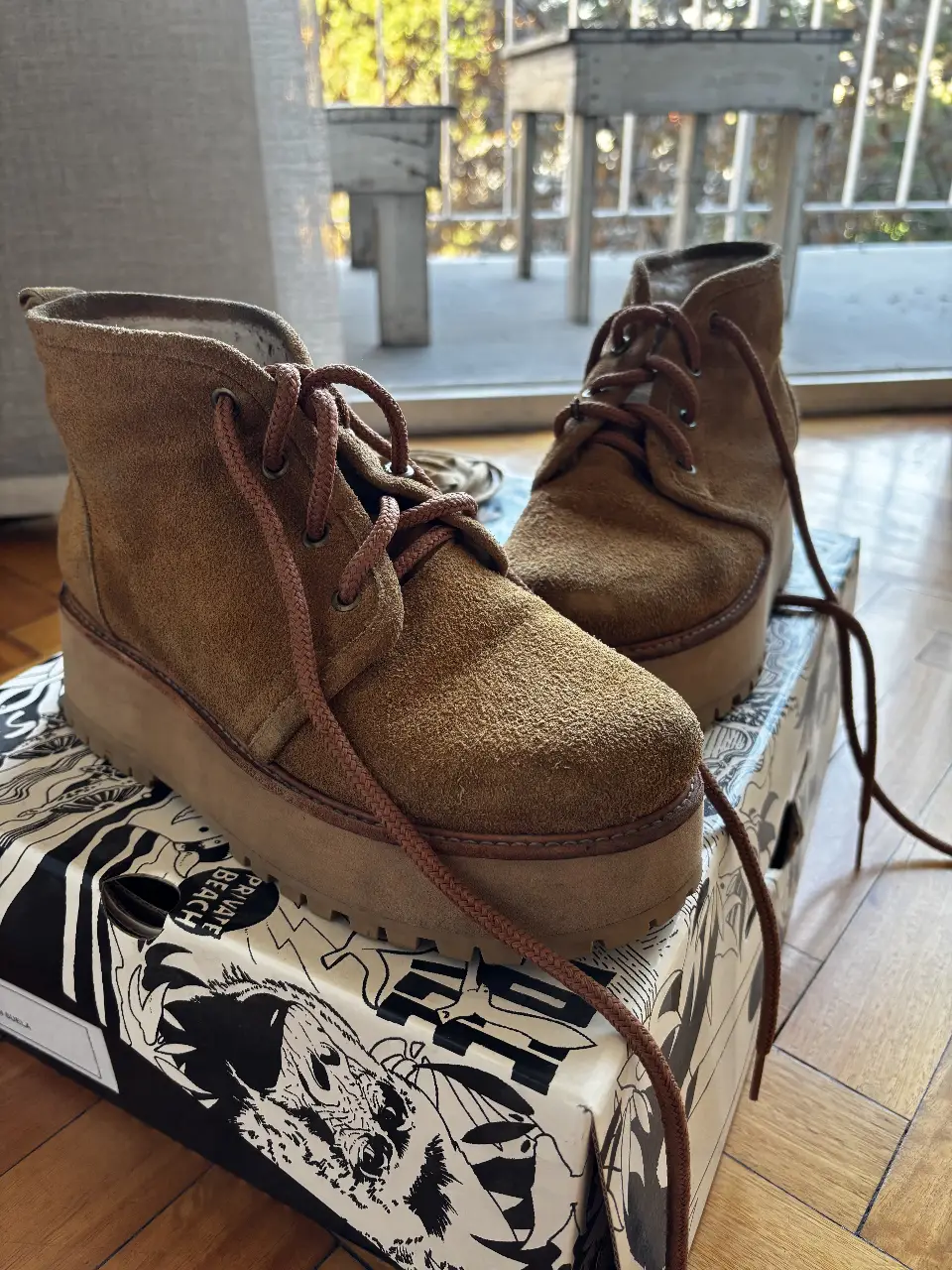 Botines de gamuza color marrón con plataforma. Ideales para un look casual y canchero. Tienen cordones y un diseño moderno.