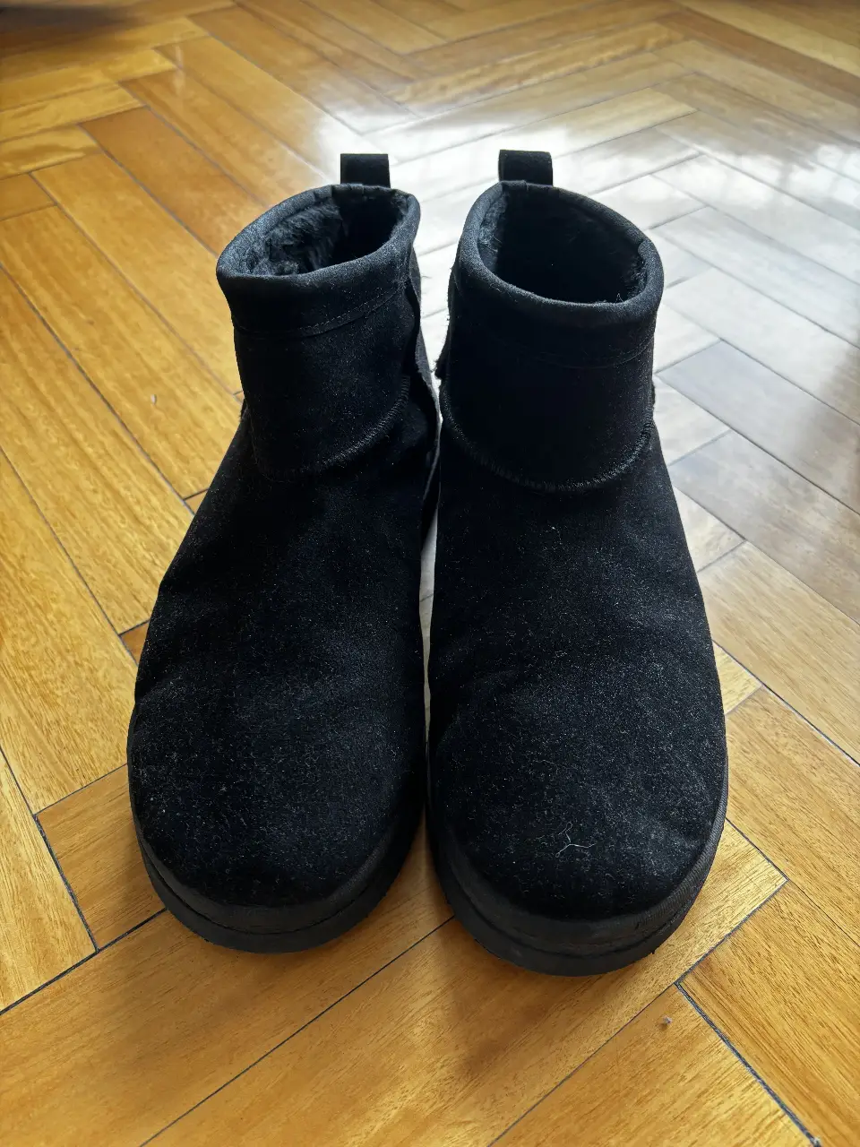Botines negros de gamuza, ideales para el invierno. Cómodos y versátiles, perfectos para cualquier ocasión.