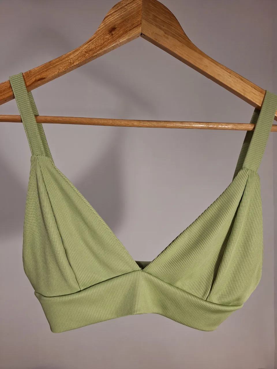 Top tipo corpiño de color verde claro, con tiras anchas. Ideal para salir.