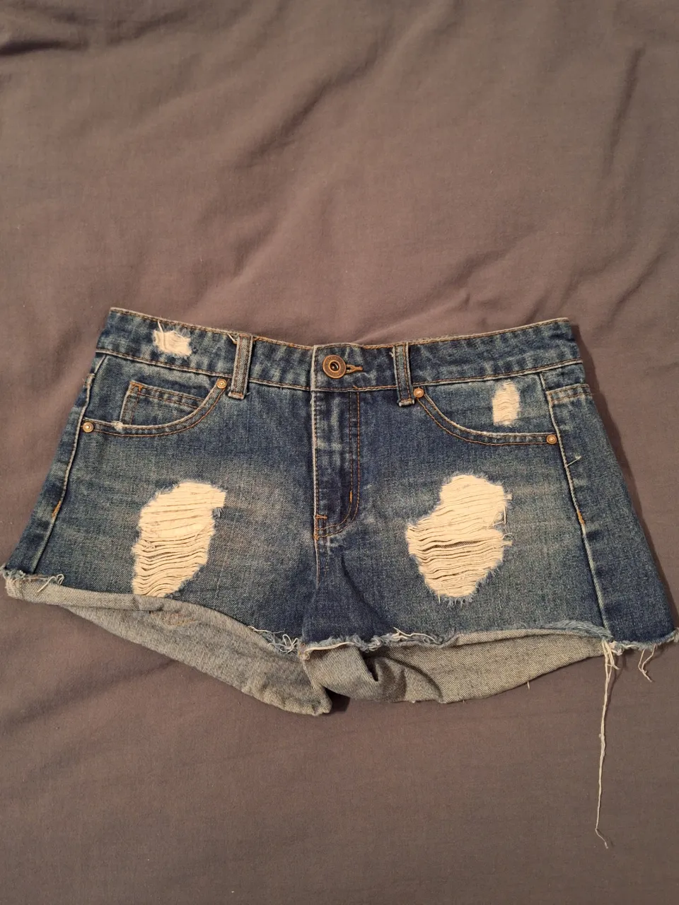 Shorts de tiro medio/bajo con roturas y detalles desgastados. Un clásico para el verano, ideales para un look casual y canchero.