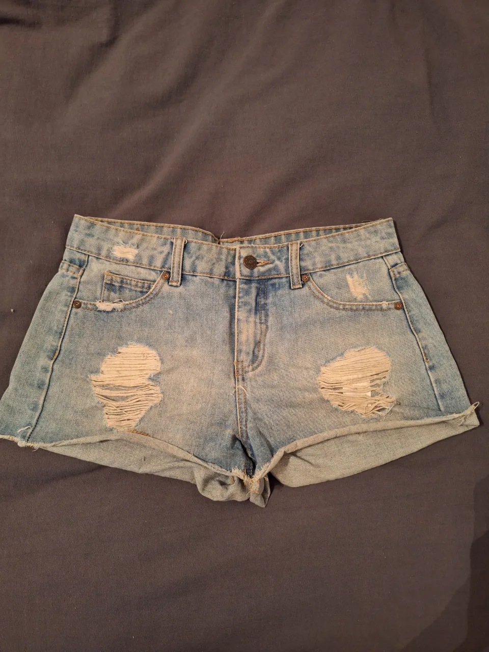 Shorts de tiro medio/bajo con roturas y detalles desgastados. Un clásico para el verano, ideales para un look casual y canchero.