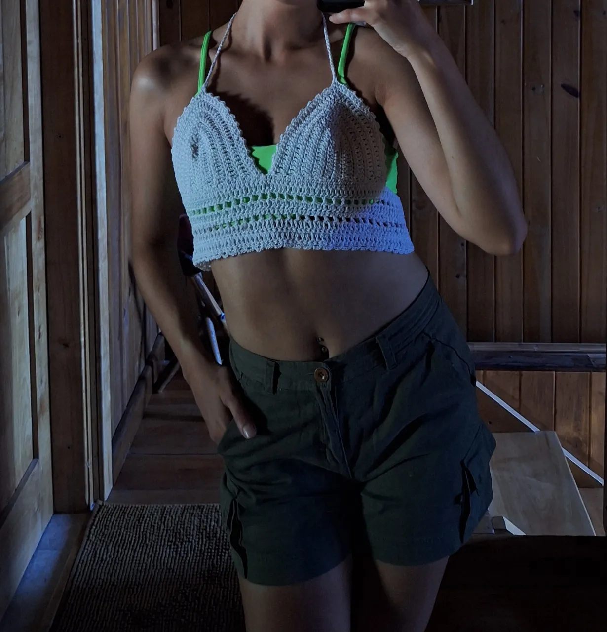 Top blanco tejido al crochet. Ideal para la playa. Tiene tiras para atar en el cuello y espalda, permitiendo un ajuste perfecto.