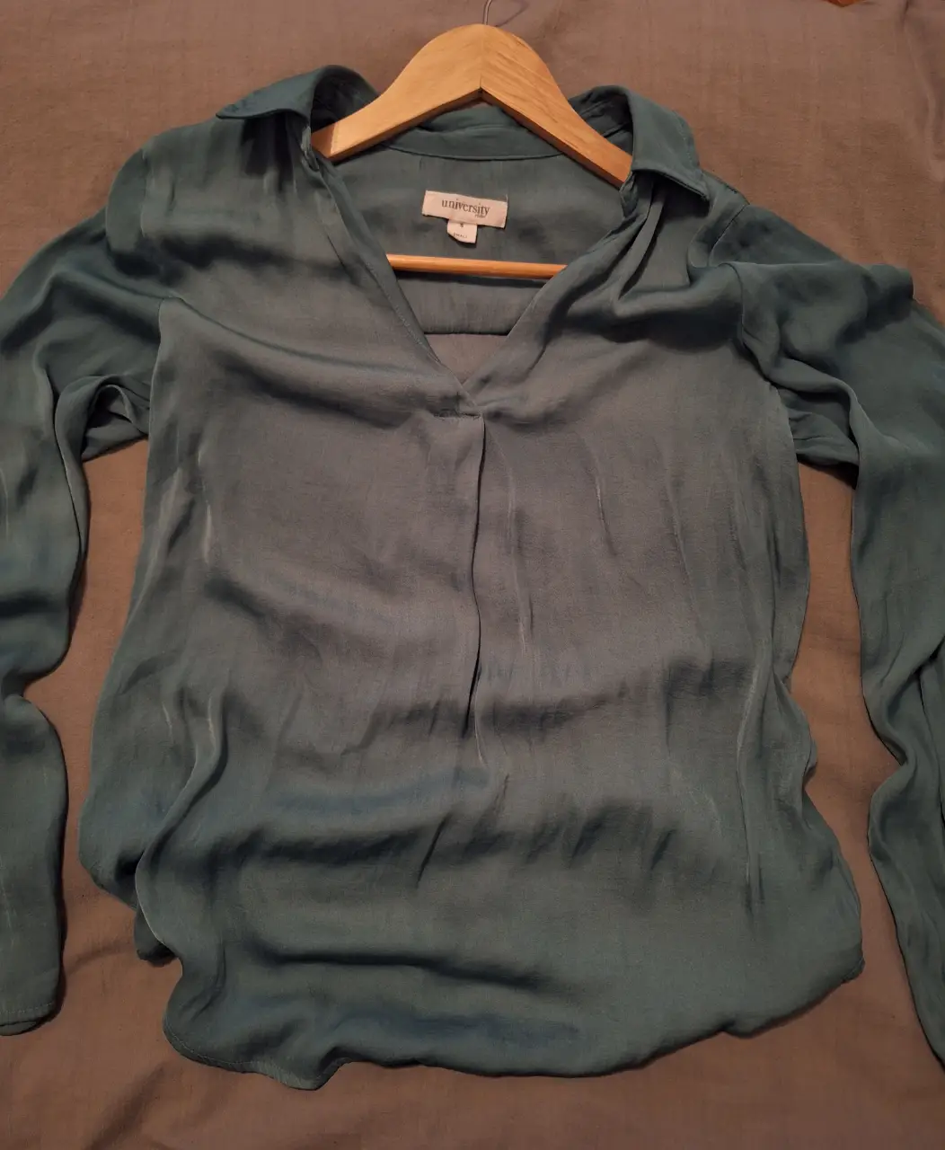Blusa de mujer color verde, con cuello en V y mangas largas. De la marca University Club, talle S. Ideal para un look elegante y versátil.