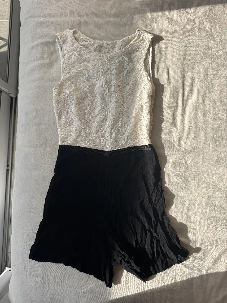 Mono corto de mujer, talla M/S (38) con top de encaje blanco y short negro. Ideal para una salida o evento especial.