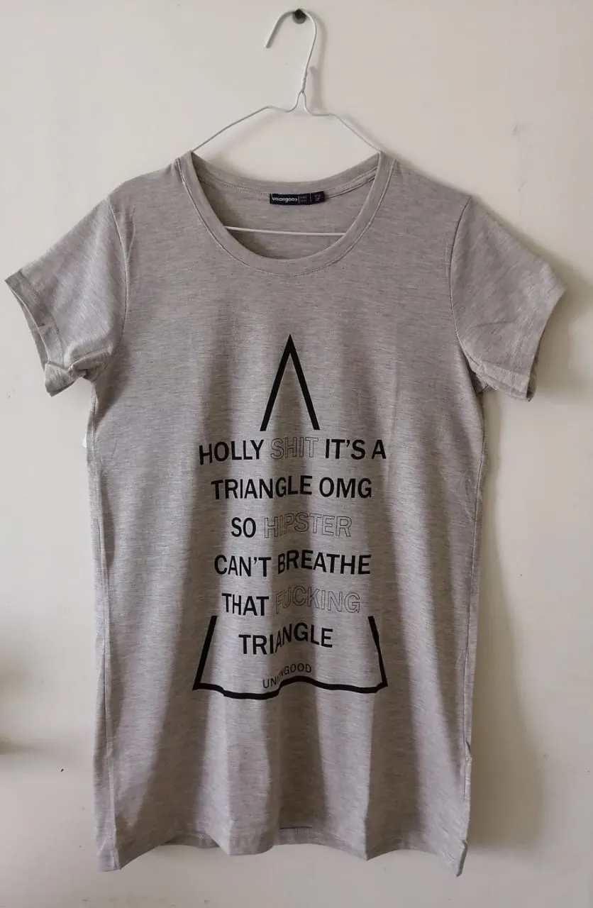 Remera de mujer gris con estampado de triángulo y frase. TALLE 42, de la marca Uniongood. Ideal para un look casual y moderno.