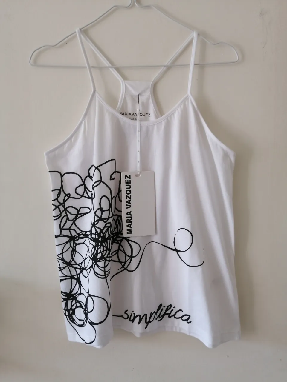 Musculosa blanca de algodón pima, con diseño abstracto en negro. Ideal para un look casual y fresco.