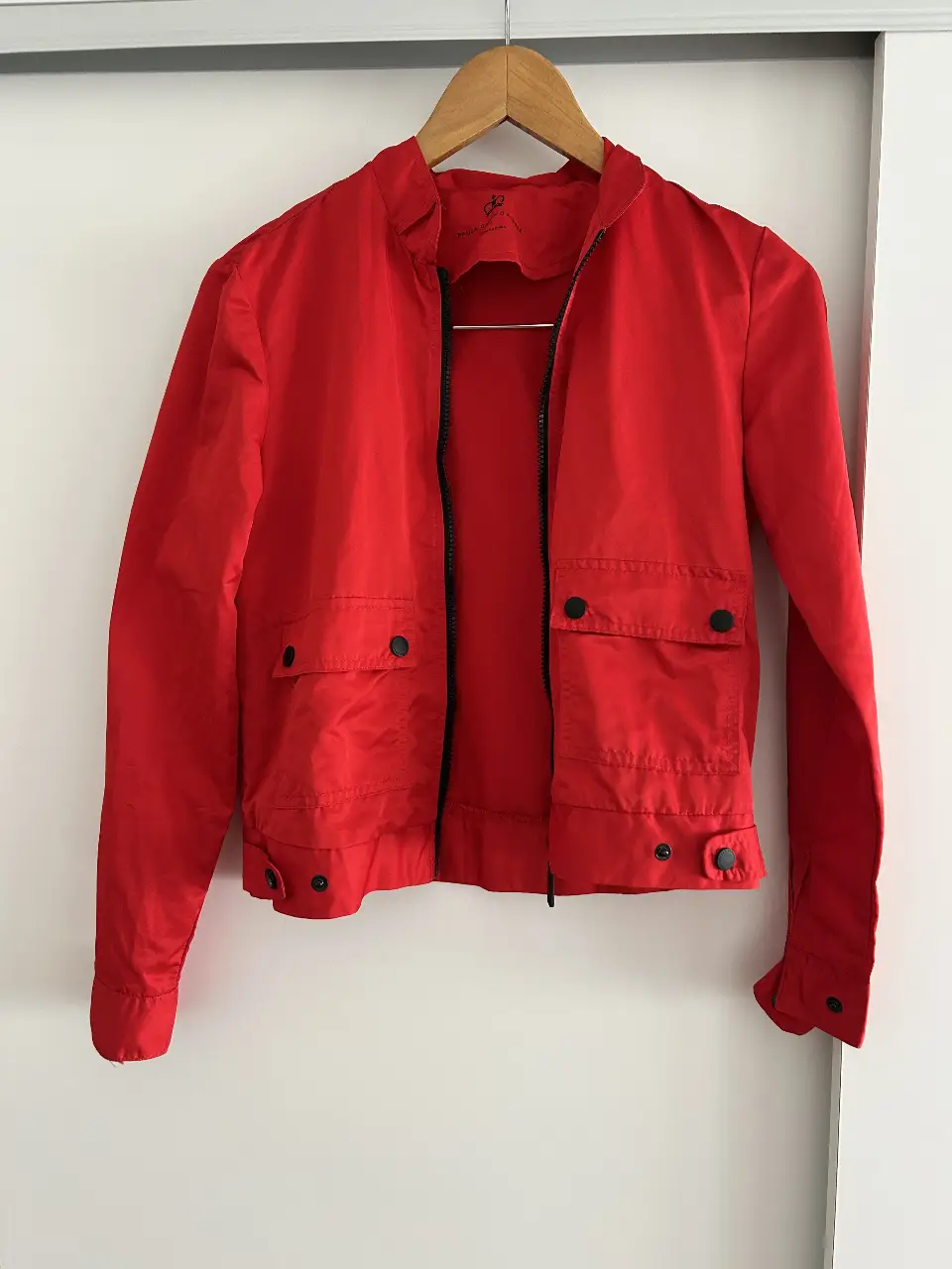 Campera roja Paula Cahen D'Anvers, estilo bomber, con cierre y bolsillos. Ideal para un look casual y moderno.