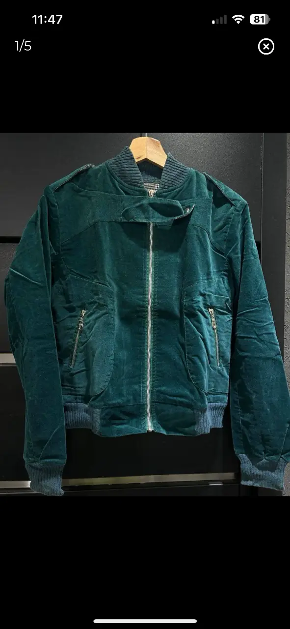 Campera bomber de terciopelo verde oscuro, con cierre y bolsillos con cierre. Ideal para un look retro y elegante.
