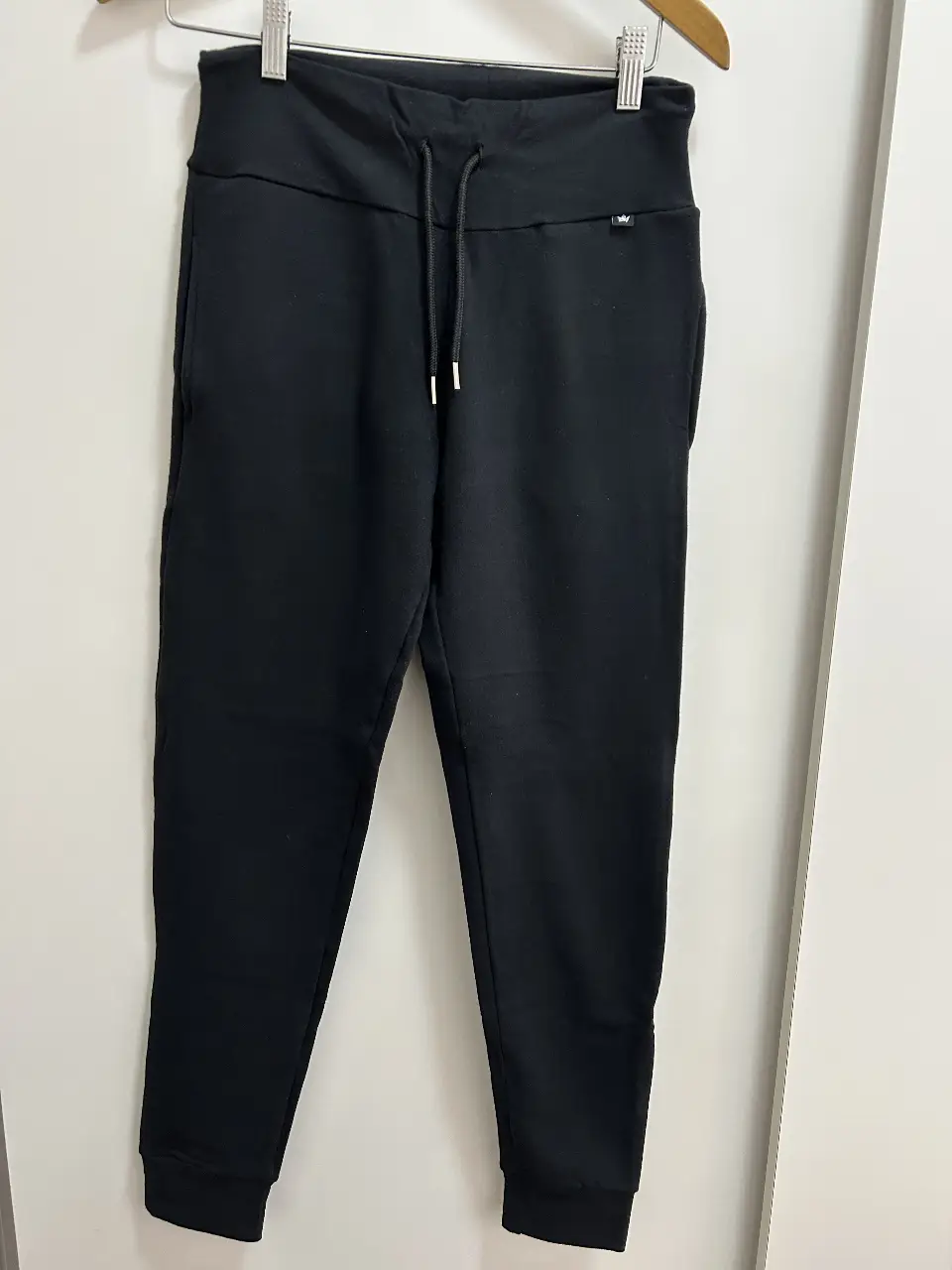 Pantalón deportivo negro de mujer, con cintura alta y cordón ajustable. Ideal para actividades físicas o para un look casual y cómodo. talle 2