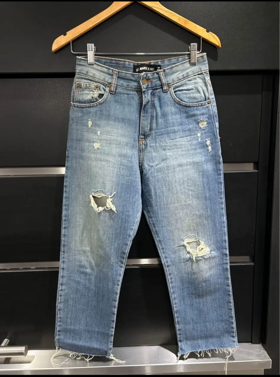 Jeans de mujer, tiro medio, con roturas en las rodillas. Corte recto y corto, ideal para un look casual y moderno. Marca St. Marie Jeans.