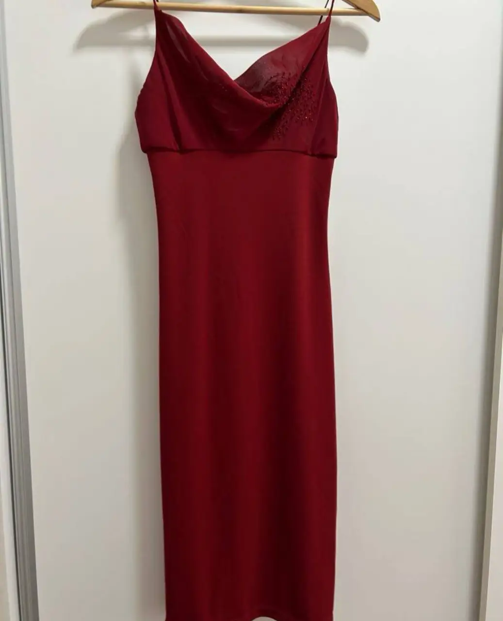 Vestido midi rojo con breteles finos y detalle de tul con apliques en el busto. Ideal para eventos formales o fiestas. se uso una vez