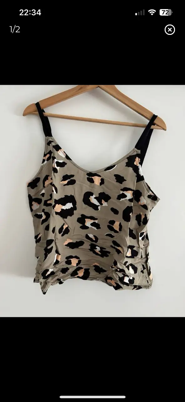 Top de mujer con estampado de leopardo en tonos neutros y negro. Ideal para un look casual y moderno.