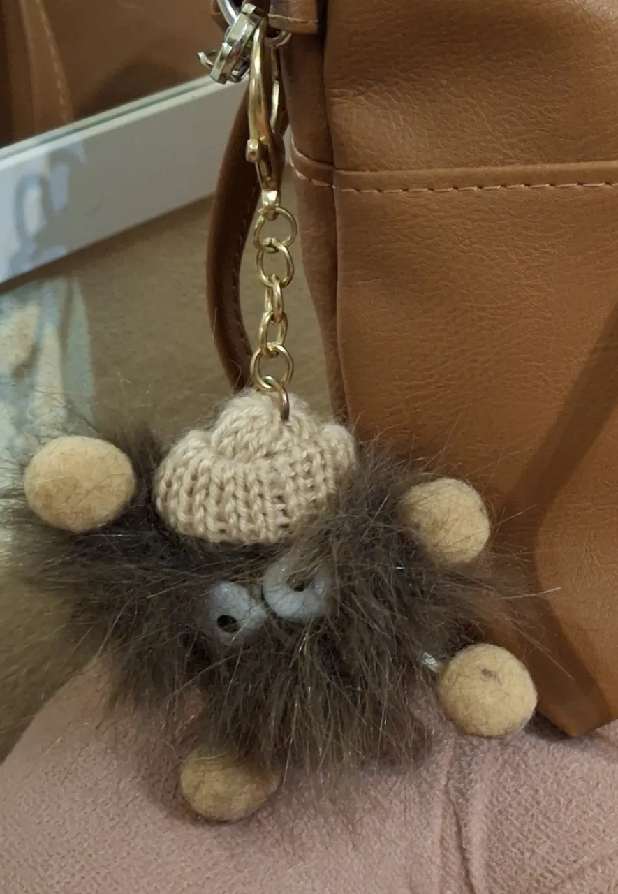 Adorable llavero de peluche con forma de monstruito, ideal para darle un toque divertido a tu cartera, mochila o llaves. Su diseño tierno y original lo convierte en un accesorio único.