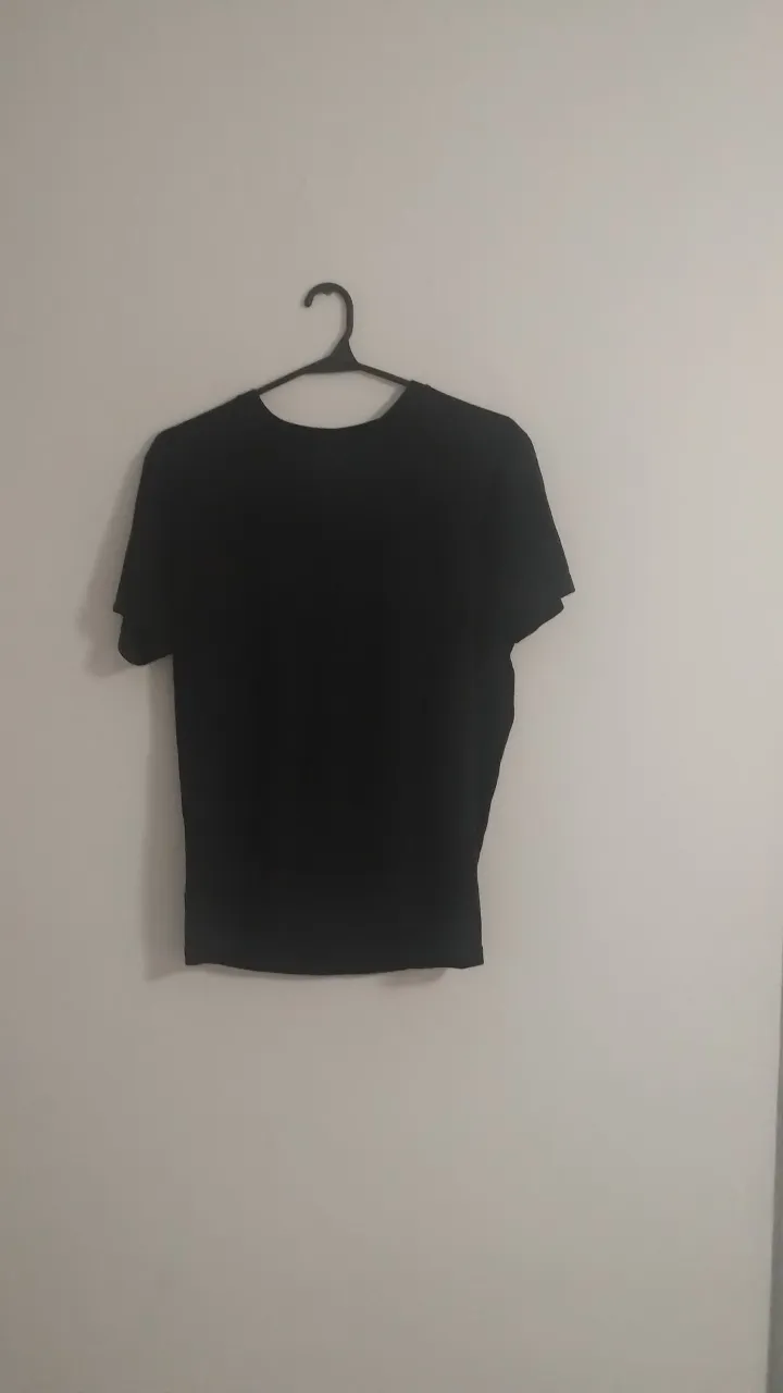 Remera negra de manga corta, de la marca Uniqlo, talle S. Ideal para un look casual y versátil.