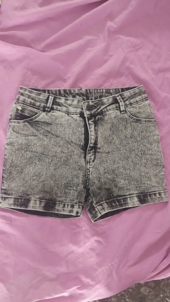 Short de jean gris con efecto gastado, ideal para niñas de 11 a 12 años. Perfecto para un look casual y cómodo.
