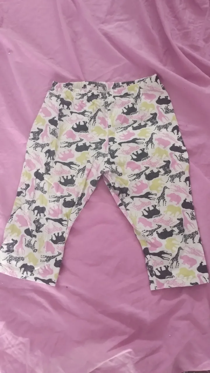 Pantalón suelto para niña con estampado de animales. Ideal para un look casual y cómodo.