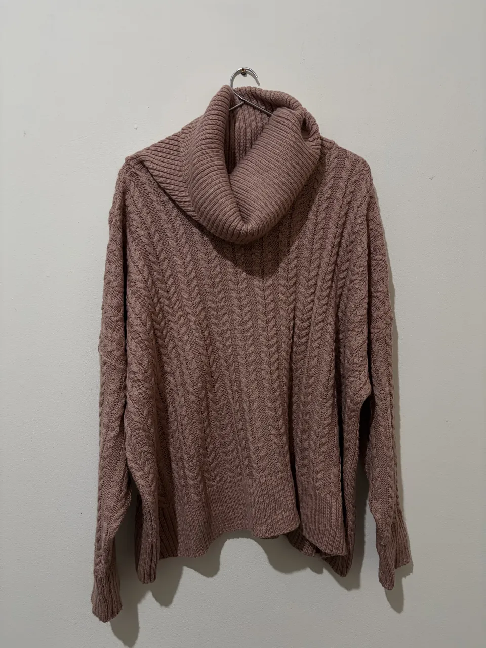 Sweater de lana tejido con cuello polera y trenzas. Un básico súper canchero para los días fríos, ideal para combinar con jeans o pantalones de vestir. Su diseño es moderno y cómodo, perfecto para un look casual o más arreglado.