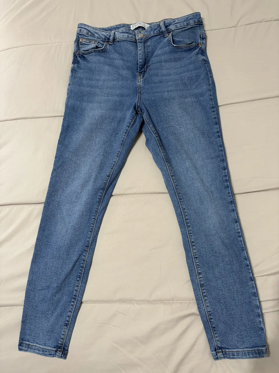 Jeans tiro alto, corte skinny, color azul clásico. Perfectos para el día a día, súper cómodos y versátiles. Ideales para combinar con cualquier tipo de remera o top.