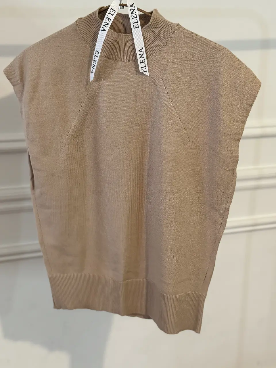 Chaleco de punto sin mangas para mujer, con cuello alto y diseño de rombos en la parte superior. Ideal para un look casual y moderno.