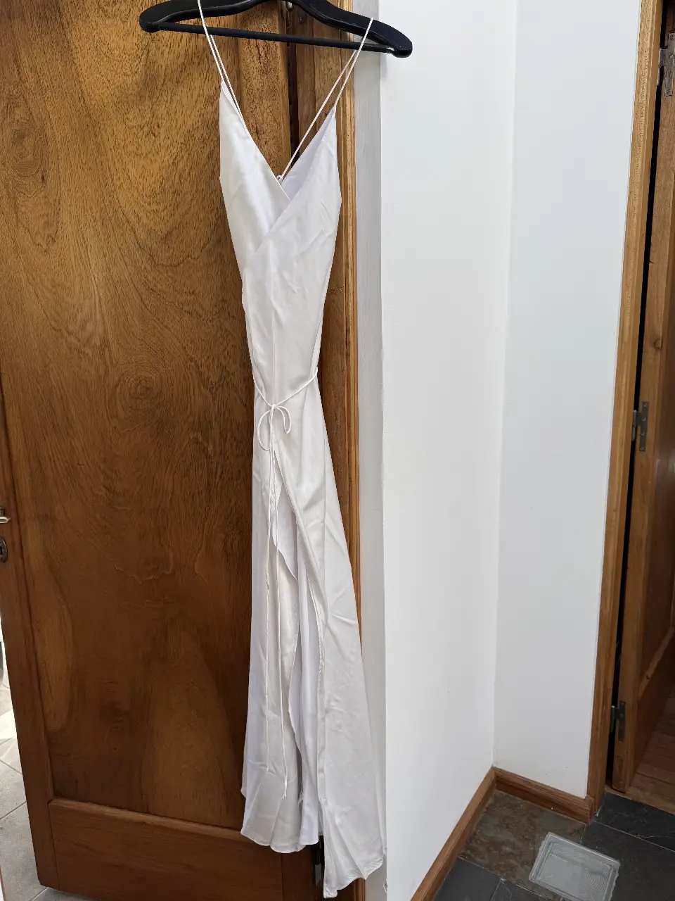 ETIQUETA NEGRA: Vestido de novia, largo blanco de seda, con tirantes finos y escote en V. Diseño elegante con detalle de lazo en la cintura y abertura lateral. espalda semi descubierta. impecable estado