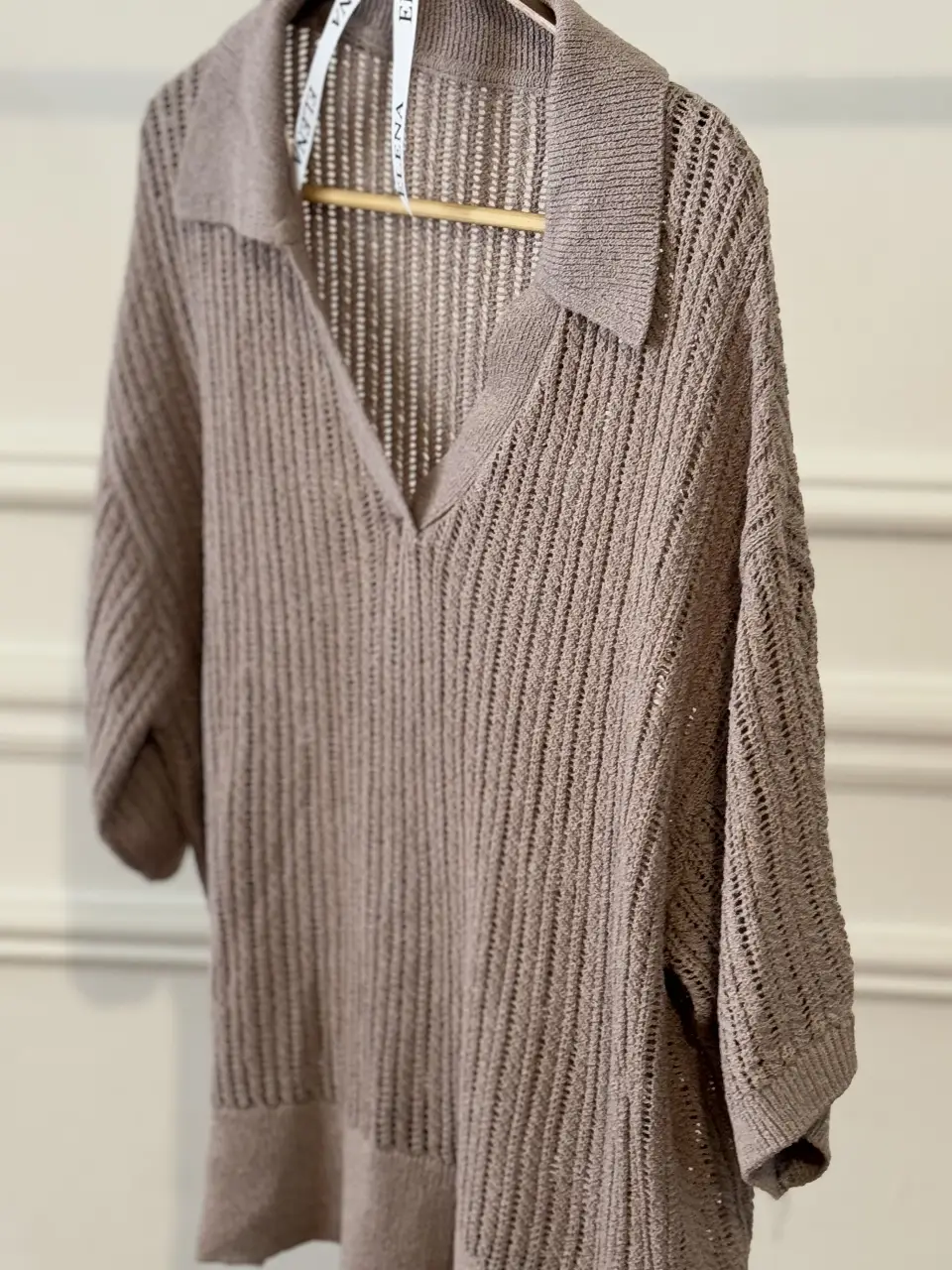 Sweater de mujer con cuello en V y mangas 3/4. Tejido de punto suave y cómodo, ideal para un look casual y relajado. Perfecto para combinar con jeans o pantalones de vestir.