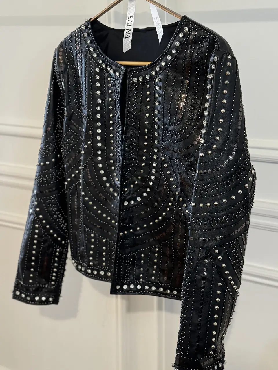Campera biker de cuero negro con apliques de strass y lentejuelas. Ideal para un look de fiesta o salida.