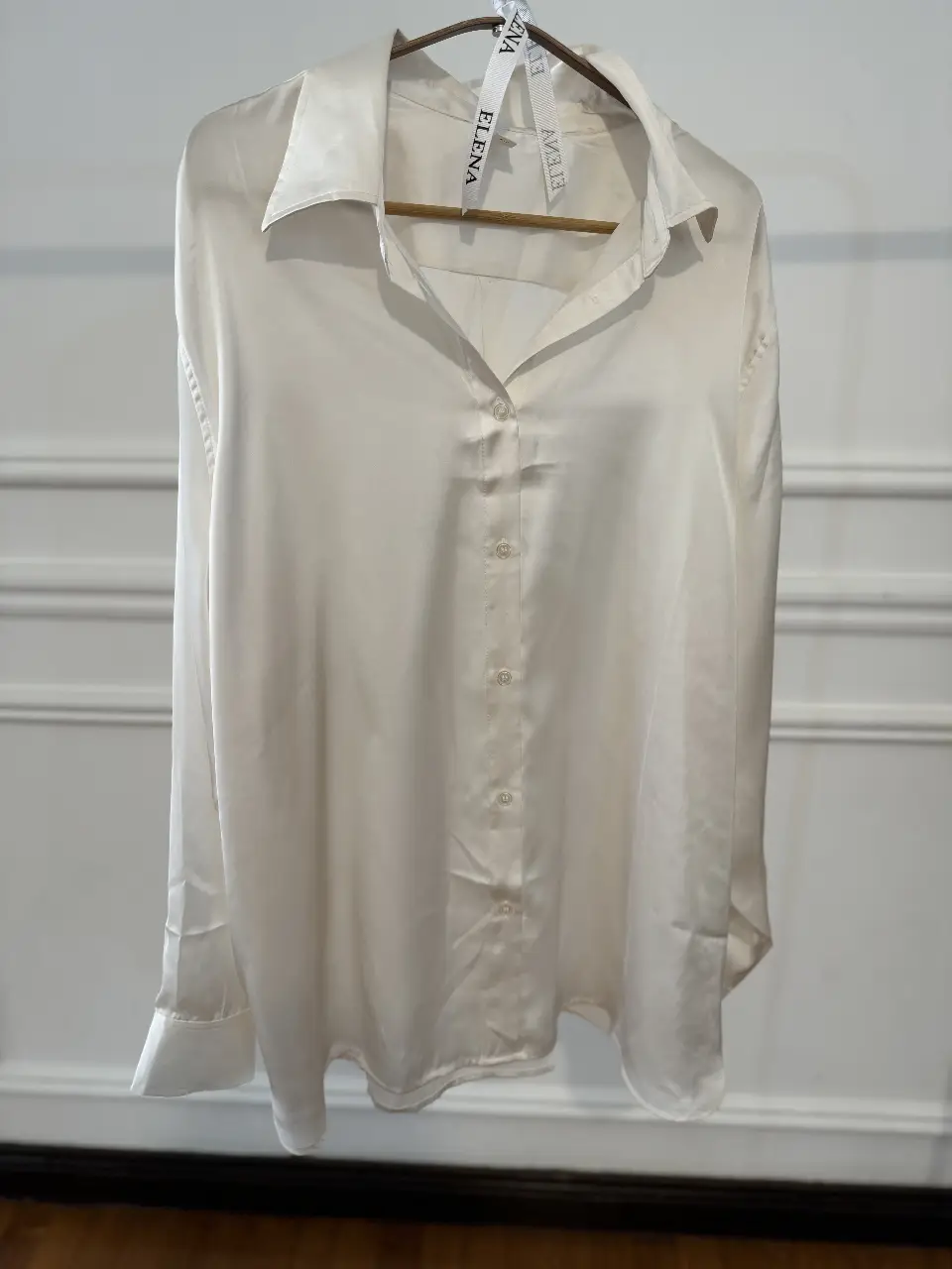 Blusa simil seda blanca, elegante y versátil. Ideal para un look sofisticado y atemporal. Perfecta para combinar con pantalones sastreros o faldas.