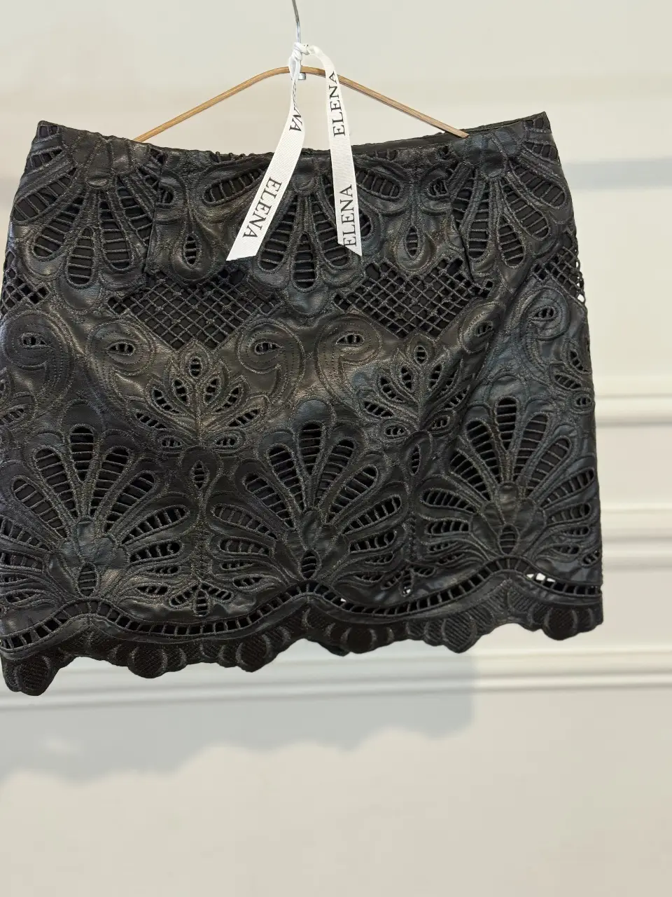 Pollera larga de cuero negro con diseño calado. Ideal para un look elegante y sofisticado.