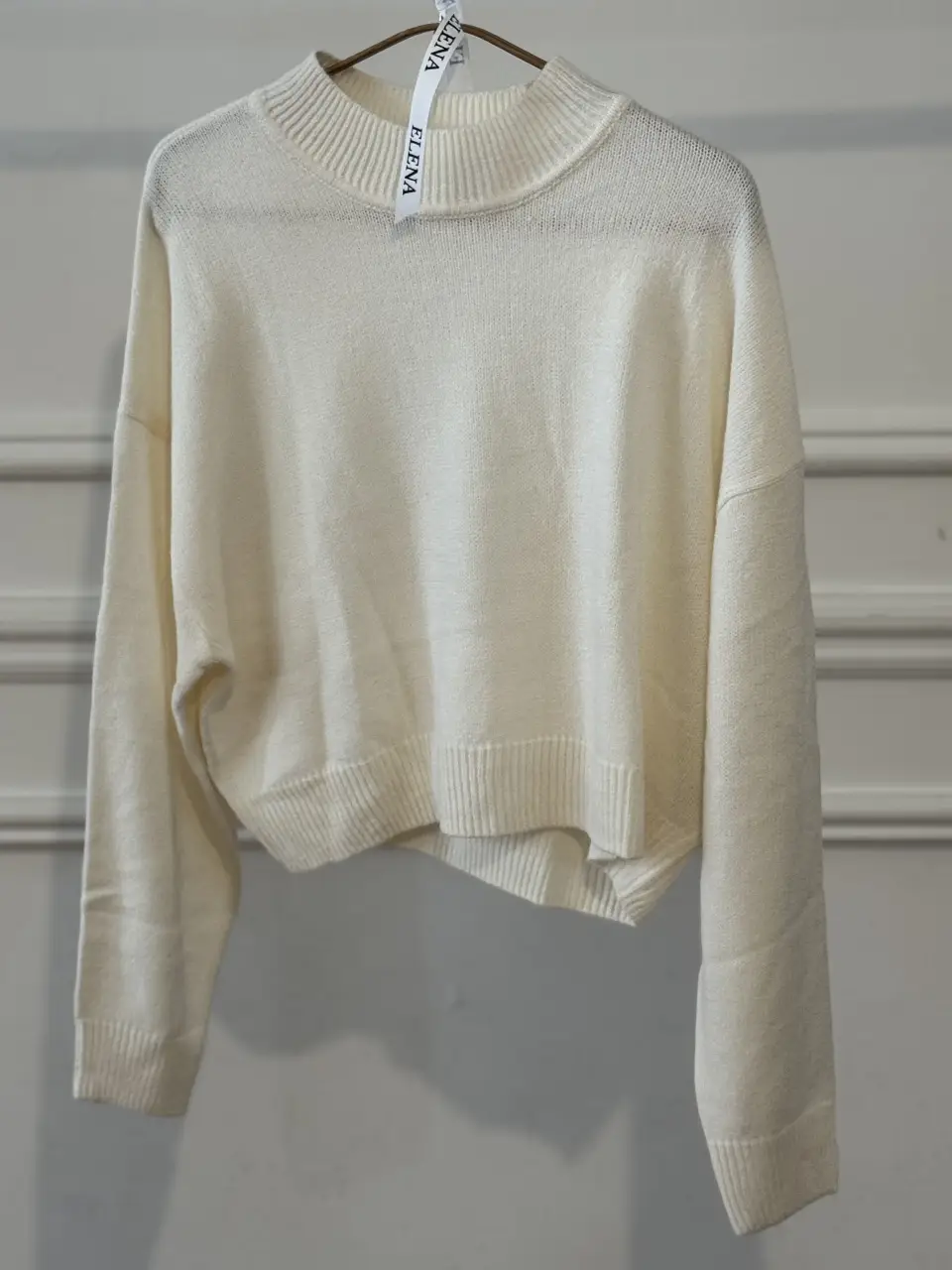 Sweater de cuello alto, color blanco manteca, ideal para un look casual y abrigado. Perfecto para combinar con jeans o pantalones de vestir.